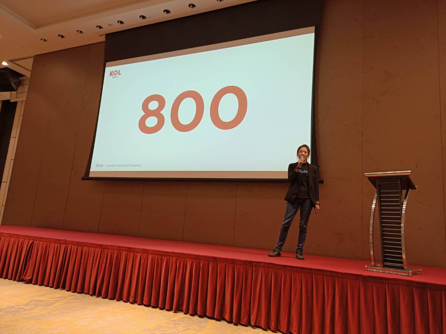 Yvonne 將浩大的 800 展現眼前,告訴大家 800 這個數字代表著「800 億」,象徵台灣 2020 年的社群電商交易額。