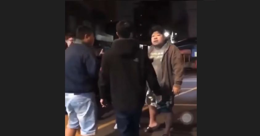 ▲統神在出車禍被威脅時,第一時間跳出來保護老婆和小孩。