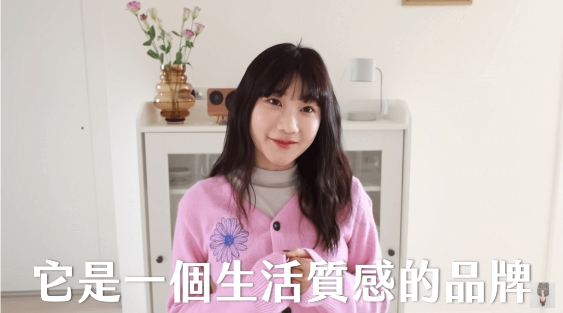 愛莉莎莎自創品牌 ALSS ，靈感來自於走訪各地最貴飯店時所享受的環境與芬芳，品牌符合其人設。